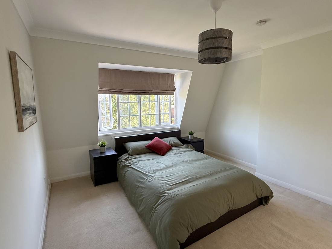 Principal double bedroom, alternate view