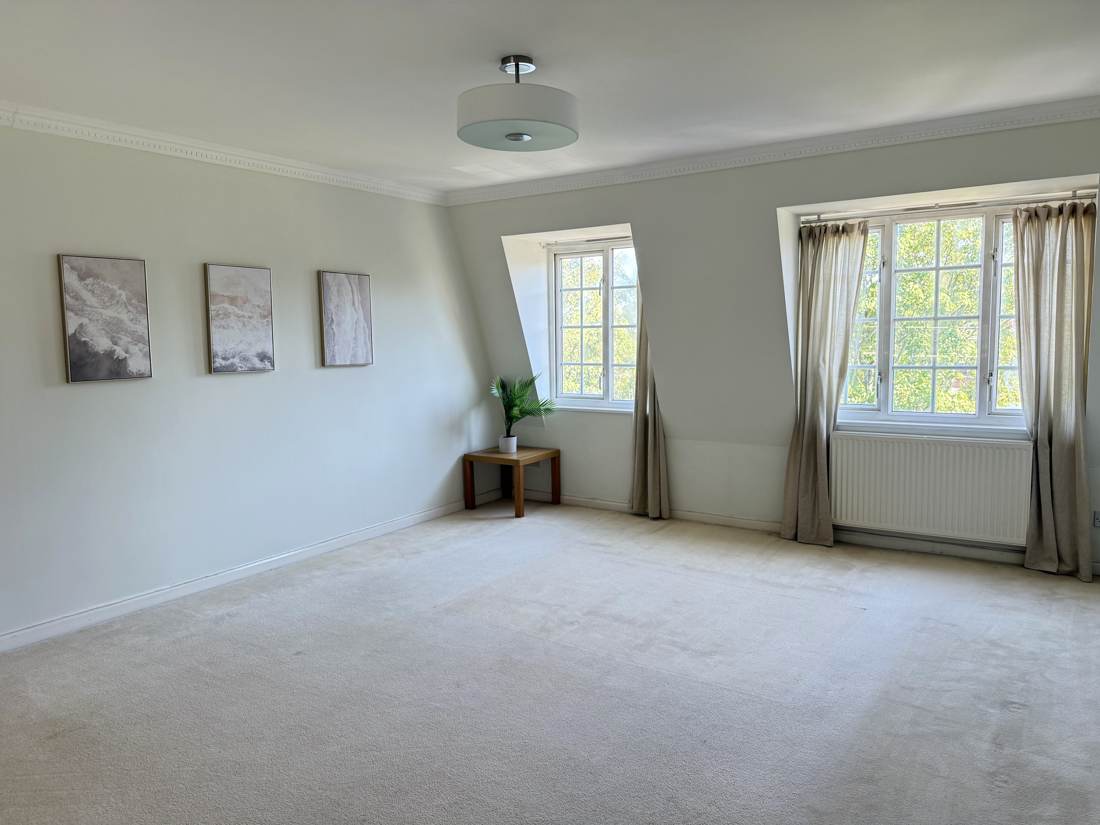 Spacious dual-aspect reception room